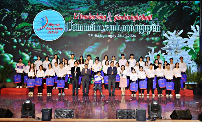 Xúc động với ý chí của nữ sinh viên ung thư giai đoạn 3- Ảnh 3. Xúc động với ý chí của nữ sinh viên ung thư giai đoạn 3- Ảnh 3.