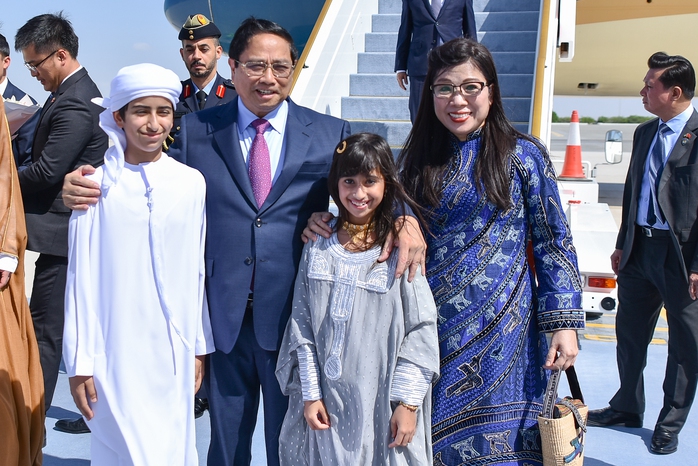 Thủ tướng đến Thủ đô Abu Dhabi, bắt đầu thăm chính thức UAE- Ảnh 2. Thủ tướng đến Thủ đô Abu Dhabi, bắt đầu thăm chính thức UAE- Ảnh 2.