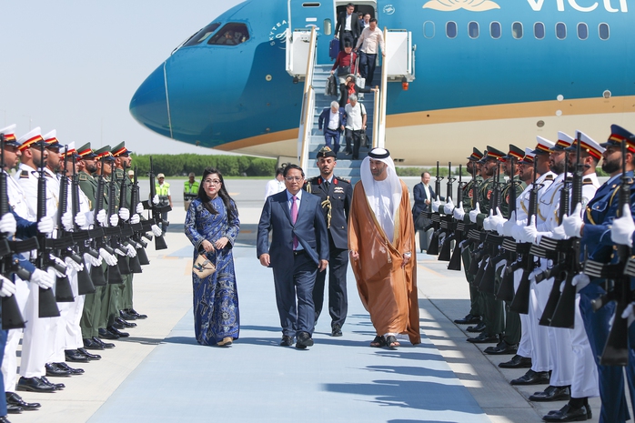 Thủ tướng đến Thủ đô Abu Dhabi, bắt đầu thăm chính thức UAE- Ảnh 3. Thủ tướng đến Thủ đô Abu Dhabi, bắt đầu thăm chính thức UAE- Ảnh 3.