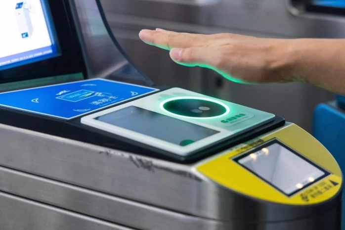 Công nghệ thanh toán bằng lòng bàn tay của Tencent tại trạm tàu điện ngầm Bắc Kinh. Ảnh: SCMP Công nghệ thanh toán bằng lòng bàn tay của Tencent tại trạm tàu điện ngầm Bắc Kinh. Ảnh: SCMP