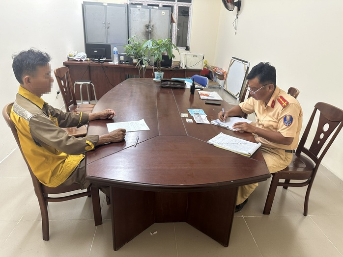 CSGT làm việc với tài xế ngông cuồng ở Củ Chi- Ảnh 1. CSGT làm việc với tài xế ngông cuồng ở Củ Chi- Ảnh 1.