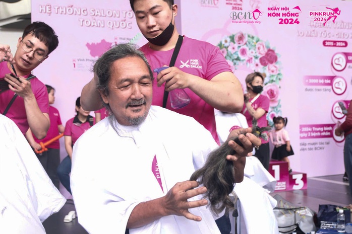 Lý do người đàn ông từ Bến Tre lên TP HCM hiến tóc - Ảnh 1. Lý do người đàn ông từ Bến Tre lên TP HCM hiến tóc - Ảnh 1.
