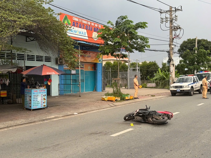 TP HCM: Cảnh sát tìm 1 thanh niên đi xe đạp trên Quốc lộ 1- Ảnh 1. TP HCM: Cảnh sát tìm 1 thanh niên đi xe đạp trên Quốc lộ 1- Ảnh 1.