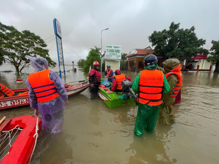 Lũ lớn sau bão số 6 ở Quảng Bình: "Nước lũ lên quá nhanh, không kịp trở tay..."- Ảnh 1. Lũ lớn sau bão số 6 ở Quảng Bình: "Nước lũ lên quá nhanh, không kịp trở tay..."- Ảnh 1.