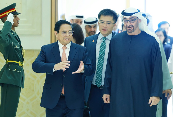 Thủ tướng Phạm Minh Chính trao đổi với Tổng thống UAE Mohammed bin Zayed Al Nahyan  Ảnh: Nhật Bắc