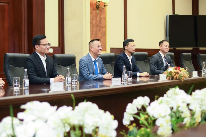 Ông Lưu Đình Tuấn - Chủ tịch HĐQT Tập đoàn 911 (thứ hai từ trái qua) cho biết, dịch vụ của 911 Taxi sẽ được khai thác tại Đồng Nai và Bình Dương trước khi mở rộng ra nhiều tỉnh thành hơn Ông Lưu Đình Tuấn - Chủ tịch HĐQT Tập đoàn 911 (thứ hai từ trái qua) cho biết, dịch vụ của 911 Taxi sẽ được khai thác tại Đồng Nai và Bình Dương trước khi mở rộng ra nhiều tỉnh thành hơn