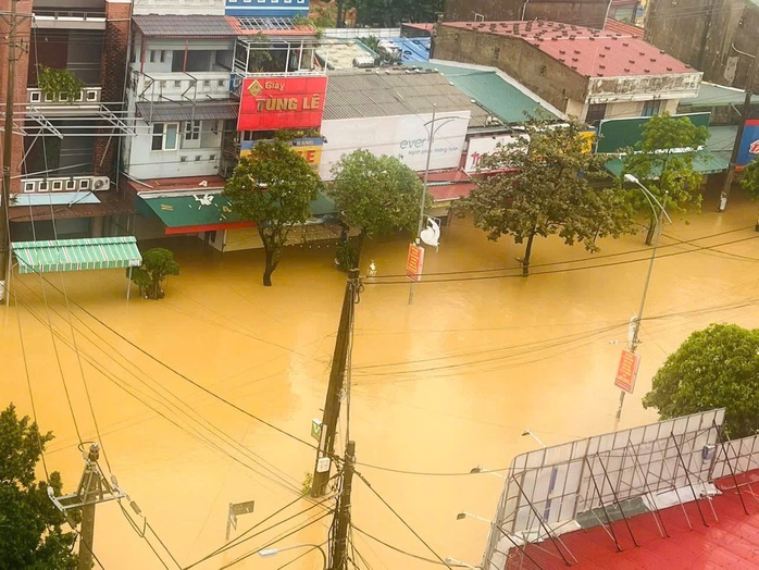 Lũ lớn sau bão số 6 ở Quảng Bình: "Nước lũ lên quá nhanh, không kịp trở tay..."- Ảnh 4. Lũ lớn sau bão số 6 ở Quảng Bình: "Nước lũ lên quá nhanh, không kịp trở tay..."- Ảnh 4.