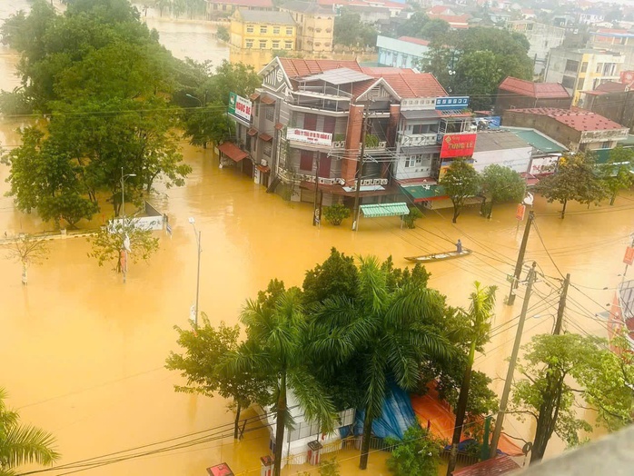 Lũ lớn sau bão số 6 ở Quảng Bình: "Nước lũ lên quá nhanh, không kịp trở tay..."- Ảnh 5. Lũ lớn sau bão số 6 ở Quảng Bình: "Nước lũ lên quá nhanh, không kịp trở tay..."- Ảnh 5.