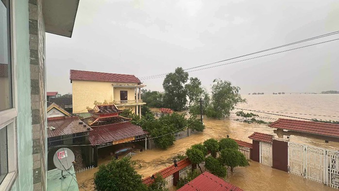 Lũ lớn sau bão số 6 ở Quảng Bình: "Nước lũ lên quá nhanh, không kịp trở tay..."- Ảnh 10. Lũ lớn sau bão số 6 ở Quảng Bình: "Nước lũ lên quá nhanh, không kịp trở tay..."- Ảnh 10.