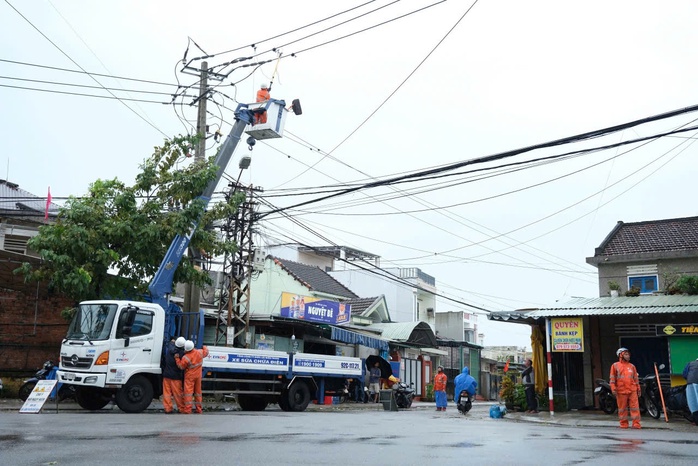 EVNCPC khắc phục sự cố bão Trami, đảm bảo cấp điện lại cho 100% khách hàng- Ảnh 5. EVNCPC khắc phục sự cố bão Trami, đảm bảo cấp điện lại cho 100% khách hàng- Ảnh 5.