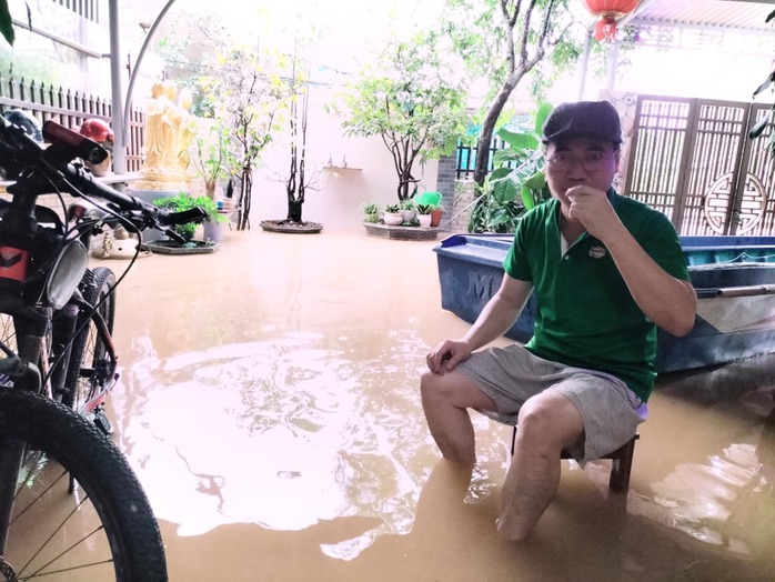 Lũ lớn sau bão số 6 ở Quảng Bình: "Nước lũ lên quá nhanh, không kịp trở tay..."- Ảnh 2. Lũ lớn sau bão số 6 ở Quảng Bình: "Nước lũ lên quá nhanh, không kịp trở tay..."- Ảnh 2.