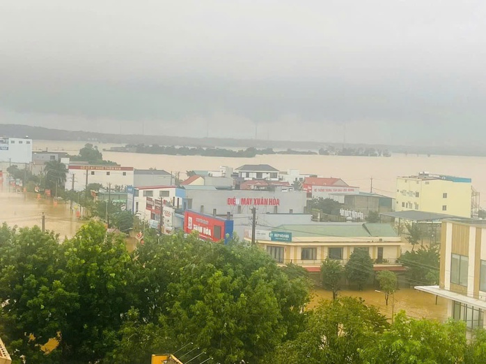 Lũ lớn sau bão số 6 ở Quảng Bình: "Nước lũ lên quá nhanh, không kịp trở tay..."- Ảnh 7. Lũ lớn sau bão số 6 ở Quảng Bình: "Nước lũ lên quá nhanh, không kịp trở tay..."- Ảnh 7.