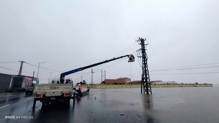 EVNCPC khắc phục sự cố bão Trami, đảm bảo cấp điện lại cho 100% khách hàng- Ảnh 6. EVNCPC khắc phục sự cố bão Trami, đảm bảo cấp điện lại cho 100% khách hàng- Ảnh 6.