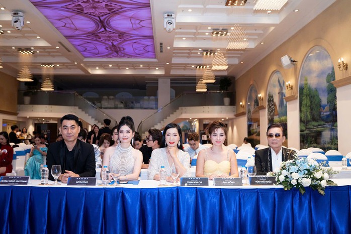 Ban Giám khảo cuộc thi “Hoa hậu Biển Việt Nam 2024”. Ảnh: TRUNG HOÀNG Ban Giám khảo cuộc thi “Hoa hậu Biển Việt Nam 2024”. Ảnh: TRUNG HOÀNG