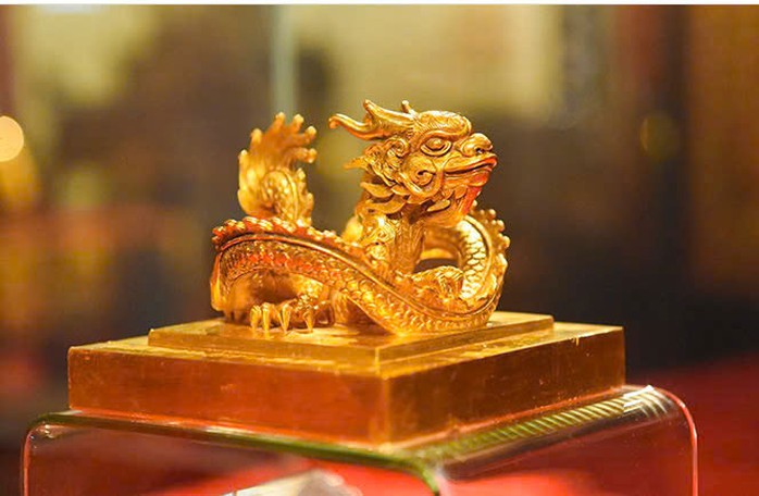 Ấn vàng “Hoàng đế chi bảo” đang được trưng bày tại Bảo tàng Hoàng gia Nam Hồng, tỉnh Bắc Ninh. Ảnh: LÊ PHÚ Ấn vàng “Hoàng đế chi bảo” đang được trưng bày tại Bảo tàng Hoàng gia Nam Hồng, tỉnh Bắc Ninh. Ảnh: LÊ PHÚ