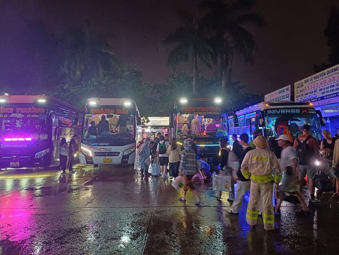 Đang đi tàu hỏa, hơn 300 hành khách bất ngờ được Đang đi tàu hỏa, hơn 300 hành khách bất ngờ được