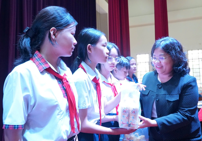 Tân Hiệp Phát tặng học bổng cho học sinh có hoàn cảnh khó khăn tại Bình Dương- Ảnh 1. Tân Hiệp Phát tặng học bổng cho học sinh có hoàn cảnh khó khăn tại Bình Dương- Ảnh 1.