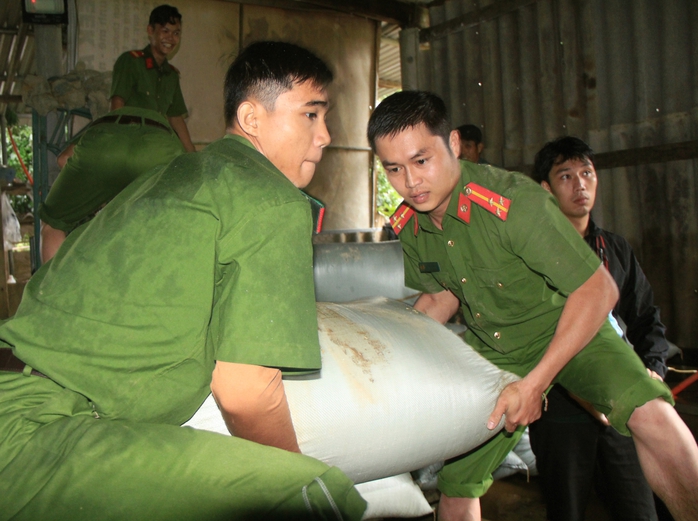 Hình ảnh rốn lũ Vĩnh Long sau chỉ đạo của giám đốc Công an Quảng Trị- Ảnh 2. Hình ảnh rốn lũ Vĩnh Long sau chỉ đạo của giám đốc Công an Quảng Trị- Ảnh 2.