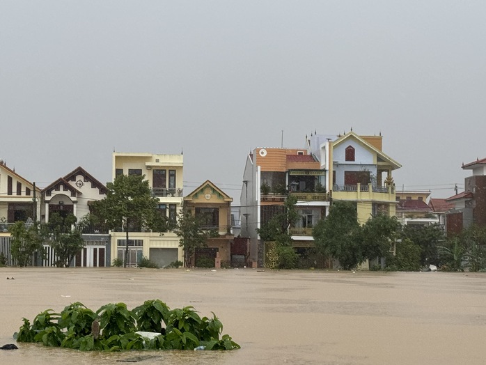 Hơn 20.000 nhà dân bị ngập sâu ở Quảng Bình: Làng mạc "xứ Lệ" chìm trong biển nước- Ảnh 1. Hơn 20.000 nhà dân bị ngập sâu ở Quảng Bình: Làng mạc "xứ Lệ" chìm trong biển nước- Ảnh 1.