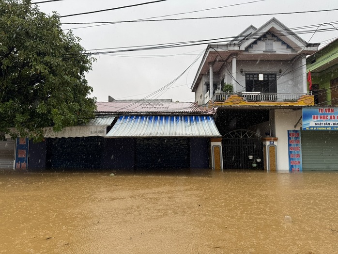 Hơn 20.000 nhà dân bị ngập sâu ở Quảng Bình: Làng mạc "xứ Lệ" chìm trong biển nước- Ảnh 2. Hơn 20.000 nhà dân bị ngập sâu ở Quảng Bình: Làng mạc "xứ Lệ" chìm trong biển nước- Ảnh 2.