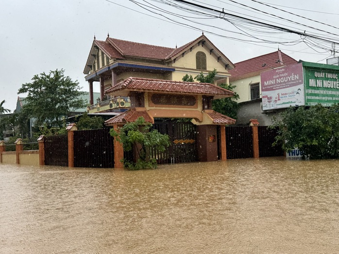 Hơn 20.000 nhà dân bị ngập sâu ở Quảng Bình: Làng mạc "xứ Lệ" chìm trong biển nước- Ảnh 4. Hơn 20.000 nhà dân bị ngập sâu ở Quảng Bình: Làng mạc "xứ Lệ" chìm trong biển nước- Ảnh 4.