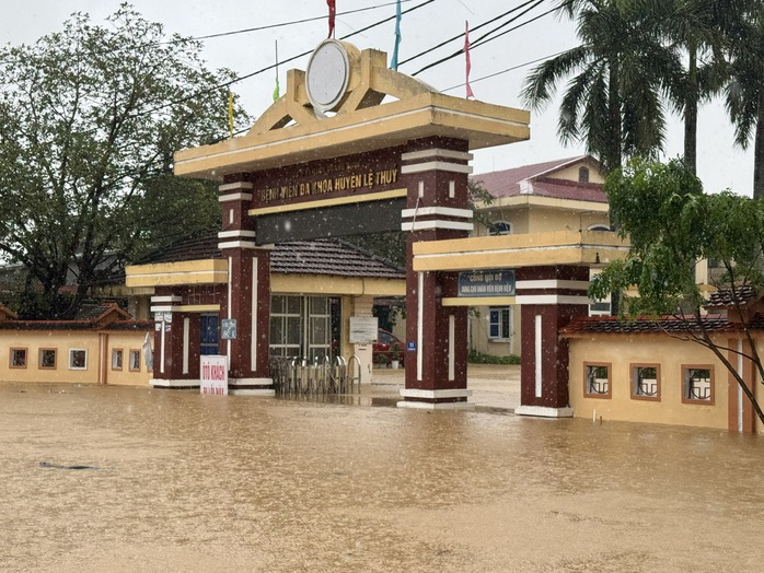 Hơn 20.000 nhà dân bị ngập sâu ở Quảng Bình: Làng mạc "xứ Lệ" chìm trong biển nước- Ảnh 5. Hơn 20.000 nhà dân bị ngập sâu ở Quảng Bình: Làng mạc "xứ Lệ" chìm trong biển nước- Ảnh 5.