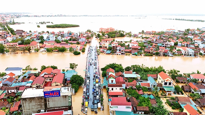 Hơn 20.000 nhà dân bị ngập sâu ở Quảng Bình: Làng mạc "xứ Lệ" chìm trong biển nước- Ảnh 7. Hơn 20.000 nhà dân bị ngập sâu ở Quảng Bình: Làng mạc "xứ Lệ" chìm trong biển nước- Ảnh 7.