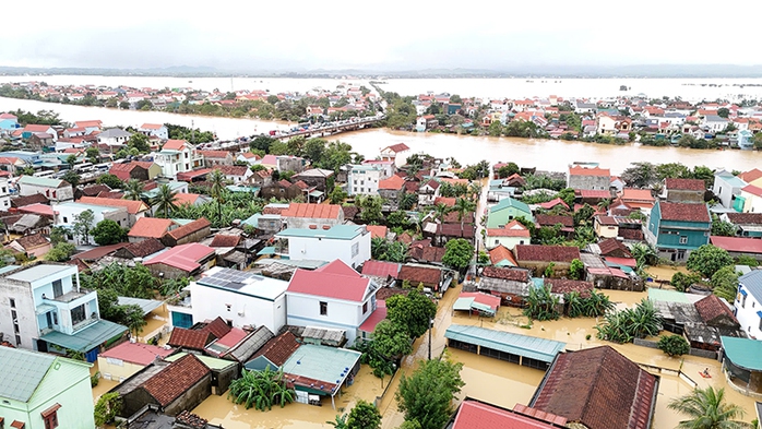Hơn 20.000 nhà dân bị ngập sâu ở Quảng Bình: Làng mạc "xứ Lệ" chìm trong biển nước- Ảnh 8. Hơn 20.000 nhà dân bị ngập sâu ở Quảng Bình: Làng mạc "xứ Lệ" chìm trong biển nước- Ảnh 8.