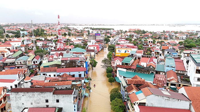Hơn 20.000 nhà dân bị ngập sâu ở Quảng Bình: Làng mạc "xứ Lệ" chìm trong biển nước- Ảnh 9. Hơn 20.000 nhà dân bị ngập sâu ở Quảng Bình: Làng mạc "xứ Lệ" chìm trong biển nước- Ảnh 9.