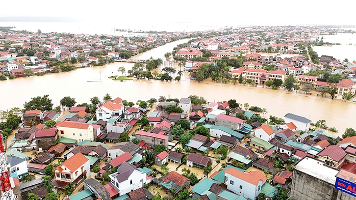 Hơn 20.000 nhà dân bị ngập sâu ở Quảng Bình: Làng mạc "xứ Lệ" chìm trong biển nước- Ảnh 10. Hơn 20.000 nhà dân bị ngập sâu ở Quảng Bình: Làng mạc "xứ Lệ" chìm trong biển nước- Ảnh 10.