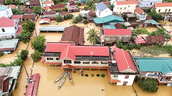 Hơn 20.000 nhà dân bị ngập sâu ở Quảng Bình: Làng mạc "xứ Lệ" chìm trong biển nước- Ảnh 12. Hơn 20.000 nhà dân bị ngập sâu ở Quảng Bình: Làng mạc "xứ Lệ" chìm trong biển nước- Ảnh 12.