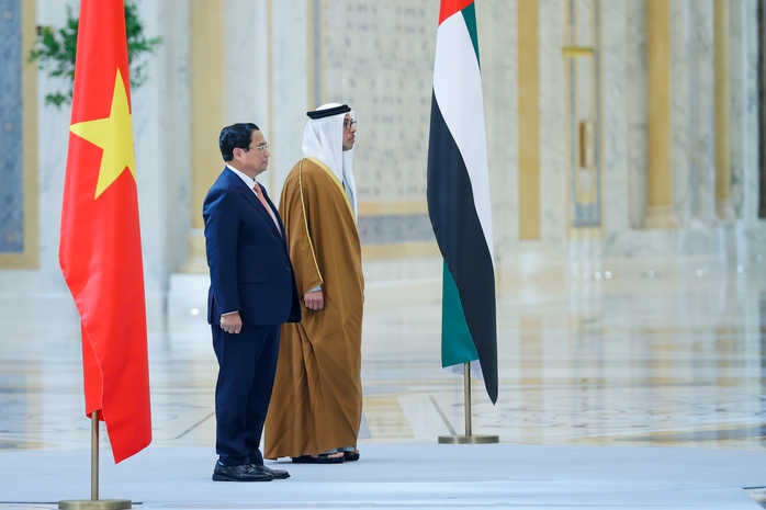 UAE bắn 21 phát đại bác chào đón Thủ tướng Phạm Minh Chính- Ảnh 1. UAE bắn 21 phát đại bác chào đón Thủ tướng Phạm Minh Chính- Ảnh 1.