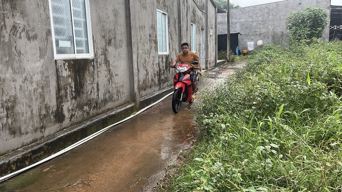 Vụ thiếu niên bán vé số tử vong ở Đồng Nai: Cả xóm chung tay lo đám tang cho cháu- Ảnh 1. Vụ thiếu niên bán vé số tử vong ở Đồng Nai: Cả xóm chung tay lo đám tang cho cháu- Ảnh 1.