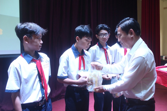 Tân Hiệp Phát tặng học bổng cho học sinh có hoàn cảnh khó khăn tại Bình Dương- Ảnh 3. Tân Hiệp Phát tặng học bổng cho học sinh có hoàn cảnh khó khăn tại Bình Dương- Ảnh 3.