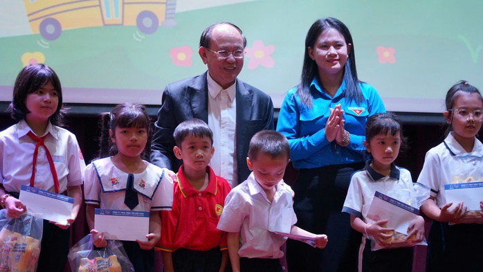 Tân Hiệp Phát tặng học bổng cho học sinh có hoàn cảnh khó khăn tại Bình Dương- Ảnh 2. Tân Hiệp Phát tặng học bổng cho học sinh có hoàn cảnh khó khăn tại Bình Dương- Ảnh 2.
