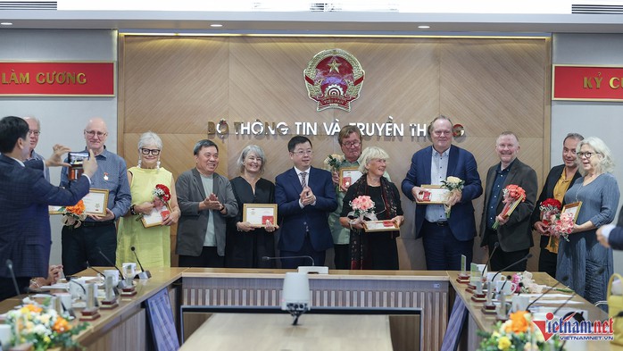 Bộ Thông tin và Truyền thông trao Kỷ niệm chương cho các cựu giảng viên báo chí Thụy Điển- Ảnh 2. Bộ Thông tin và Truyền thông trao Kỷ niệm chương cho các cựu giảng viên báo chí Thụy Điển- Ảnh 2.