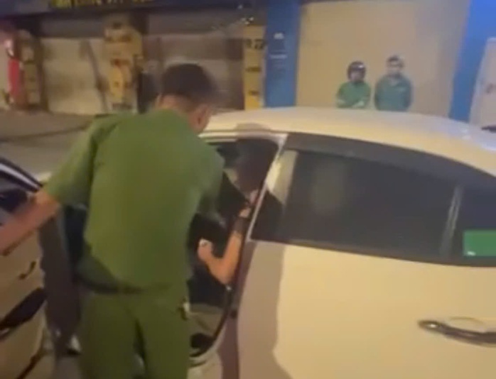 Xôn xao clip người đàn ông bỏ chạy khi đang làm việc với công an phường- Ảnh 1. Xôn xao clip người đàn ông bỏ chạy khi đang làm việc với công an phường- Ảnh 1.