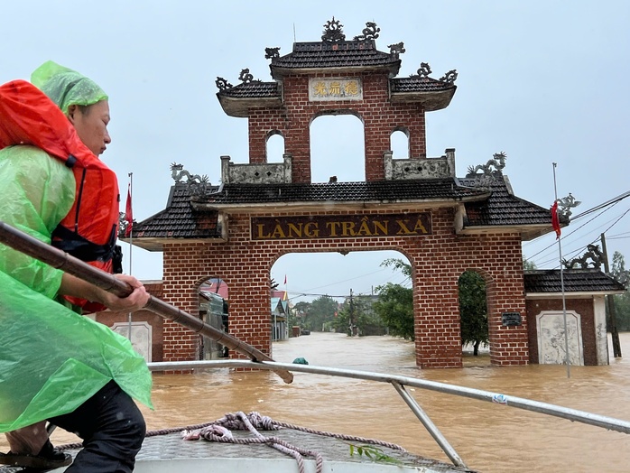 Lũ kinh hoàng ở Quảng Bình: Gần 30.000 ngôi nhà bị ngập, người dân chới với trong đêm- Ảnh 1. Lũ kinh hoàng ở Quảng Bình: Gần 30.000 ngôi nhà bị ngập, người dân chới với trong đêm- Ảnh 1.