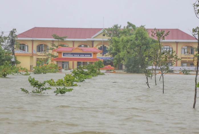 Hàng loạt trụ sở, trường học ở Quảng Bình chìm trong biển nước- Ảnh 6. Hàng loạt trụ sở, trường học ở Quảng Bình chìm trong biển nước- Ảnh 6.