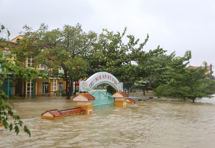 Hàng loạt trụ sở, trường học ở Quảng Bình chìm trong biển nước- Ảnh 9. Hàng loạt trụ sở, trường học ở Quảng Bình chìm trong biển nước- Ảnh 9.
