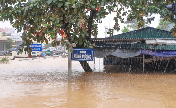 Hàng loạt trụ sở, trường học ở Quảng Bình chìm trong biển nước- Ảnh 11. Hàng loạt trụ sở, trường học ở Quảng Bình chìm trong biển nước- Ảnh 11.
