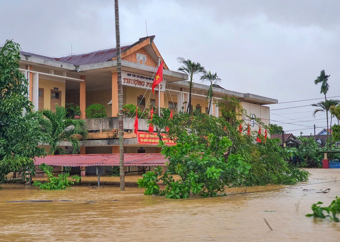 Hàng loạt trụ sở, trường học ở Quảng Bình chìm trong biển nước- Ảnh 13. Hàng loạt trụ sở, trường học ở Quảng Bình chìm trong biển nước- Ảnh 13.