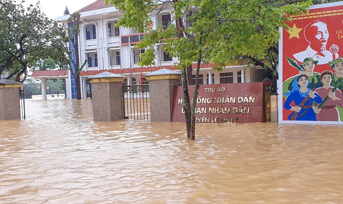 Hàng loạt trụ sở, trường học ở Quảng Bình chìm trong biển nước- Ảnh 15. Hàng loạt trụ sở, trường học ở Quảng Bình chìm trong biển nước- Ảnh 15.