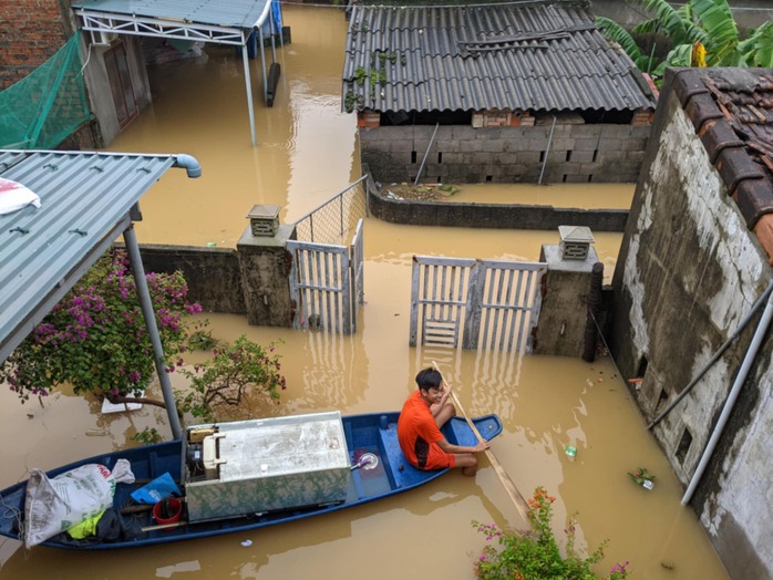 Mưa giảm nhưng nước rút chậm, người dân "rốn lũ" Lệ Thủy vẫn lo âu- Ảnh 2. Mưa giảm nhưng nước rút chậm, người dân "rốn lũ" Lệ Thủy vẫn lo âu- Ảnh 2.