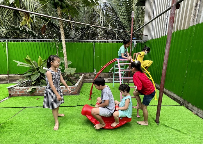 Công nhân đau đầu chuyện đưa đón con đi học- Ảnh 3. Công nhân đau đầu chuyện đưa đón con đi học- Ảnh 3.