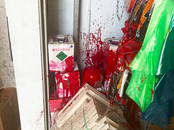 Nhóm đối tượng tạt sơn vào cửa hàng kinh doanh để ‘dằn mặt'- Ảnh 3. Nhóm đối tượng tạt sơn vào cửa hàng kinh doanh để ‘dằn mặt'- Ảnh 3.