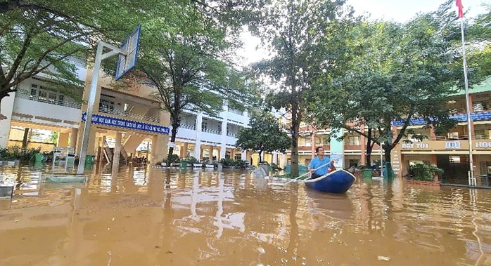 Bơi xuồng trong sân trường ở TP Biên Hòa, hàng ngàn học sinh phải nghỉ học- Ảnh 2. Bơi xuồng trong sân trường ở TP Biên Hòa, hàng ngàn học sinh phải nghỉ học- Ảnh 2.