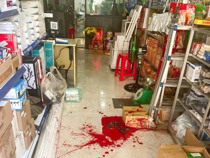 Nhóm đối tượng tạt sơn vào cửa hàng kinh doanh để ‘dằn mặt'- Ảnh 4. Nhóm đối tượng tạt sơn vào cửa hàng kinh doanh để ‘dằn mặt'- Ảnh 4.