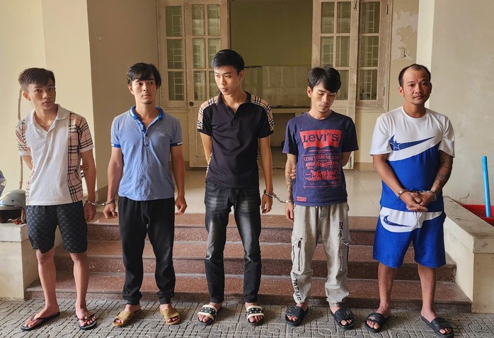 3 anh em ruột cùng bị khởi tố vì nổ súng tấn công đối thủ- Ảnh 1. 3 anh em ruột cùng bị khởi tố vì nổ súng tấn công đối thủ- Ảnh 1.