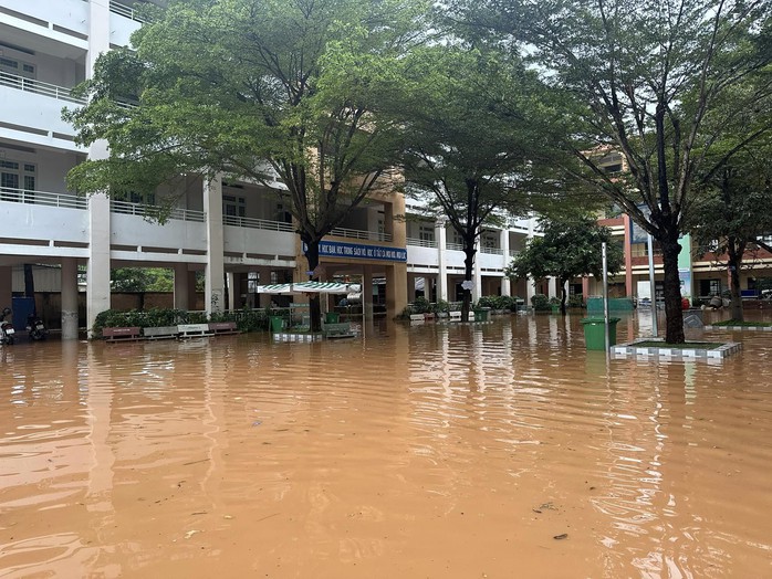 Bơi xuồng trong sân trường ở TP Biên Hòa, hàng ngàn học sinh phải nghỉ học- Ảnh 3. Bơi xuồng trong sân trường ở TP Biên Hòa, hàng ngàn học sinh phải nghỉ học- Ảnh 3.